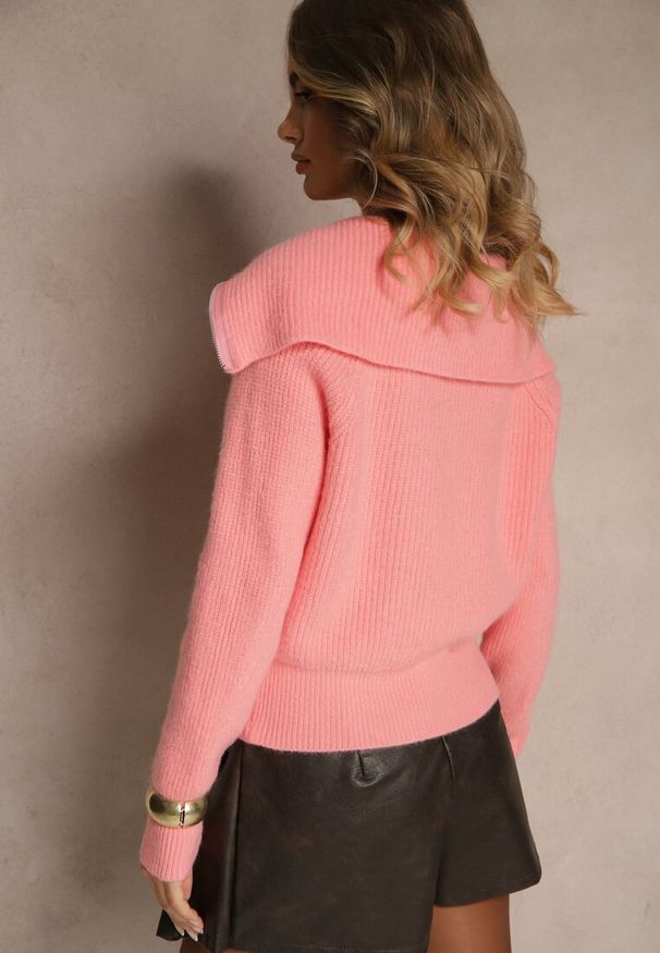 Renee - Różowy Kardigan z Wełną o Kroju z Golfem i Zapięciem na Zamek Zinfria. Okazja: na spacer, do pracy. Typ kołnierza: golf. Kolor: różowy. Materiał: wełna. Styl: elegancki