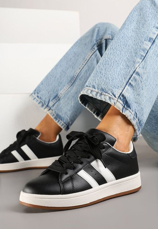 Renee - Czarne Sneakersy w Stylu Kultowych Tenisówek z Ozdobnymi Paskami Marazea. Okazja: na co dzień. Zapięcie: pasek. Kolor: czarny. Materiał: skóra, jeans. Wzór: aplikacja
