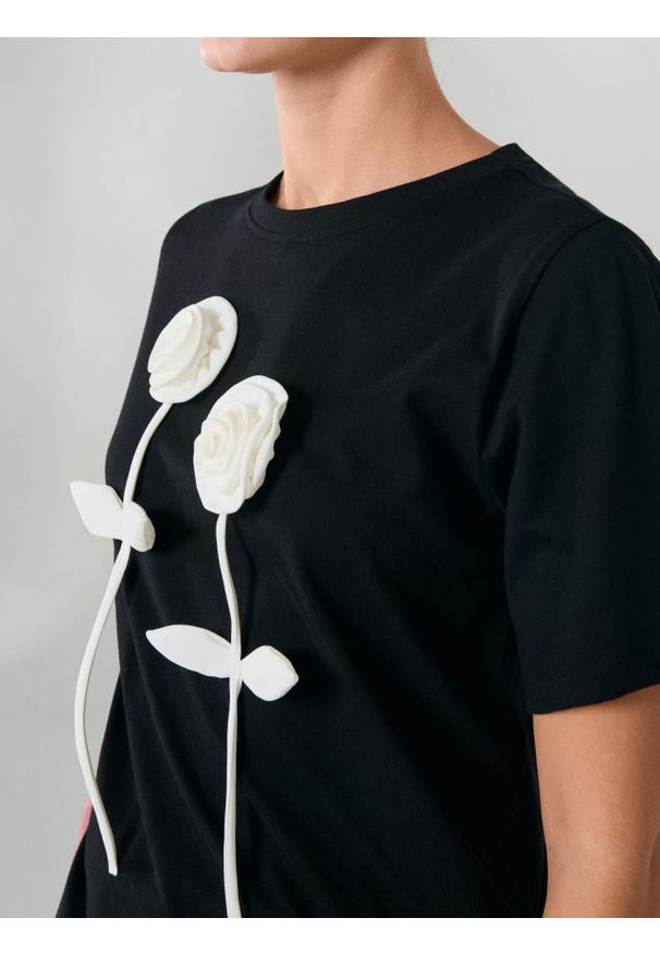 Sinsay - Bawełniana koszulka z aplikacją 3D - czarny. Kolor: czarny. Materiał: bawełna. Wzór: aplikacja