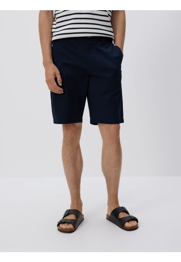 Reserved - Szorty chino regular fit - granatowy. Kolor: niebieski. Materiał: tkanina, bawełna