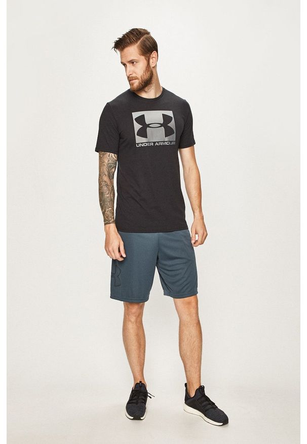 Under Armour - T-shirt. Okazja: na co dzień. Kolor: czarny. Materiał: materiał. Wzór: nadruk. Styl: casual