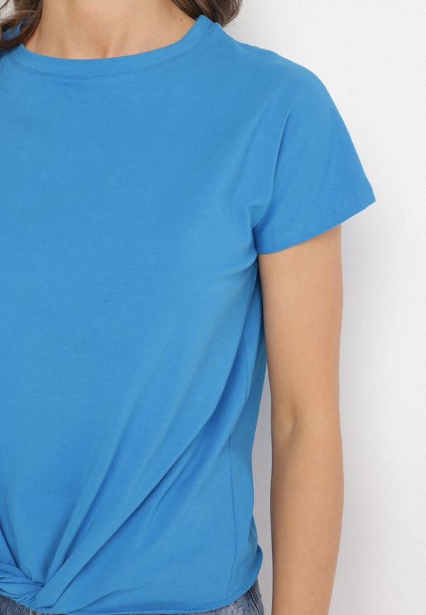 Born2be - Jasnoniebieski T-shirt z Bawełny z Ozdobnym Wiązaniem Sunitra. Okazja: na co dzień. Kolor: niebieski. Materiał: bawełna. Sezon: wiosna, lato. Styl: klasyczny, casual