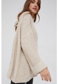 Answear Lab Sweter z domieszką wełny damski kolor beżowy ciepły. Kolor: beżowy. Materiał: wełna. Długość rękawa: długi rękaw. Długość: długie. Wzór: ze splotem. Styl: wakacyjny