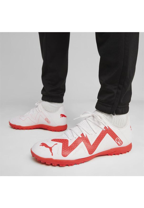 Buty piłkarskie męskie Puma Future Play Tt. Zapięcie: sznurówki. Kolor: czerwony, pomarańczowy, biały, wielokolorowy. Materiał: tkanina, materiał, syntetyk. Szerokość cholewki: normalna. Sport: piłka nożna
