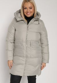 Born2be - Jasnozielona Długa Pikowana Kurtka z Nieodpinanym Kapturem Mevessia. Okazja: na co dzień. Kolor: zielony. Materiał: jeans. Długość: długie. Styl: klasyczny, casual, elegancki #1