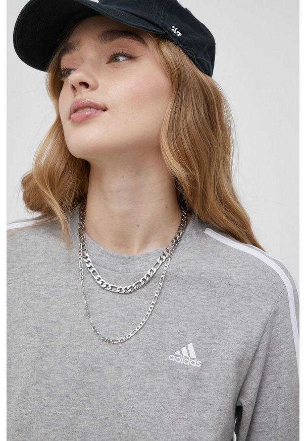 Adidas - adidas - Longsleeve bawełniany. Okazja: na co dzień. Kolor: szary. Materiał: bawełna. Długość rękawa: długi rękaw. Wzór: aplikacja. Styl: casual