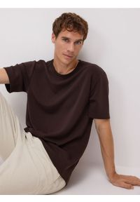 Reserved - T-shirt regular z modalem - ciemnobrązowy. Kolor: brązowy. Materiał: dzianina