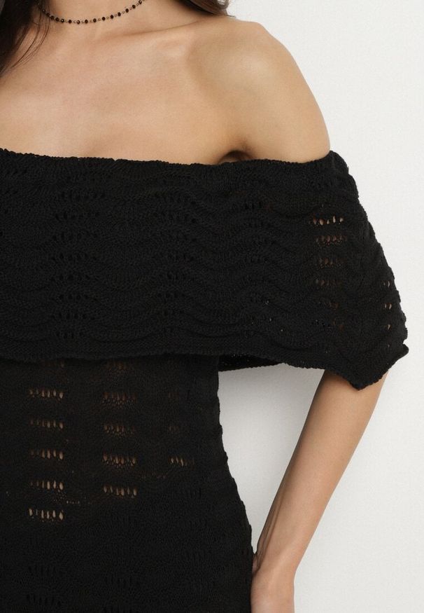 Born2be - Czarna Ażurowa Sukienka o Fasonie Hiszpanki z Wywijanym Dekoltem Filiorra. Okazja: na co dzień. Typ kołnierza: dekolt hiszpanka. Kolor: czarny. Materiał: jeans. Wzór: ażurowy. Styl: casual