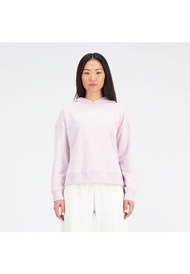 Bluza damska New Balance WT33512DMY – różowa. Typ kołnierza: kaptur. Kolor: różowy. Materiał: bawełna, poliester, prążkowany, materiał, dresówka