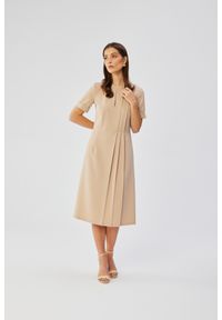 Stylove - Elegancka sukienka midi z ozdobnymi zakładkami beżowa. Kolor: beżowy. Styl: elegancki. Długość: midi