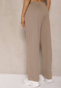 Renee - Ciemnobeżowe Spodnie Dresowe o Prostym Kroju z Gumką w Pasie Miritia. Okazja: na co dzień. Kolor: beżowy. Materiał: dresówka. Styl: casual #5