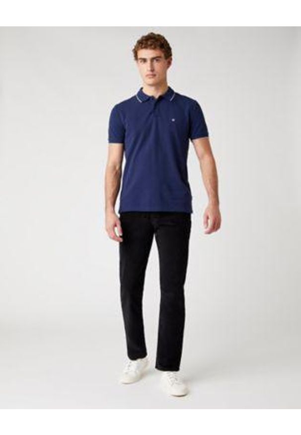 Wrangler - MĘSKA KOSZULKA POLO WRANGLER SS PIQUE POLO NAVY W7D5K4114 112131754. Typ kołnierza: polo