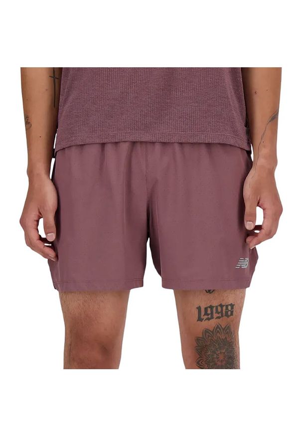 Spodenki męskie New Balance MS41286LIE - bordowe. Kolor: czerwony. Materiał: materiał, tkanina, poliester. Sport: fitness