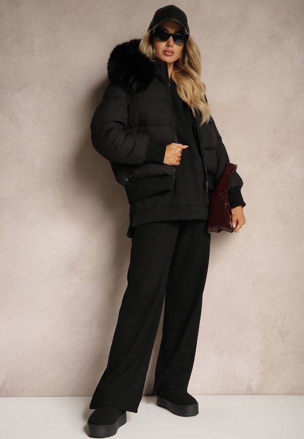 Renee - Czarna Kurtka z Pikowaniem i Szerokimi Ściągaczami Zdobiona Futrem przy Kapturze Inilora. Okazja: na co dzień. Kolor: czarny. Materiał: futro. Wzór: aplikacja. Styl: casual, elegancki