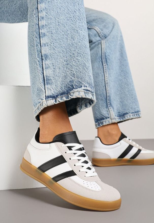 Born2be - Biało-Czarne Sneakersy Typu Kultowe Tenisówki z Ozdobnymi Przeszyciami Selfia. Okazja: na co dzień. Kolor: biały. Materiał: jeans. Obcas: na płaskiej podeszwie