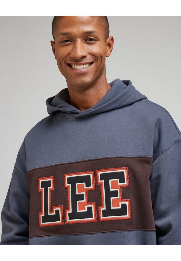 Lee - LEE SEASONAL HOODIE MĘSKA BLUZA Z KAPTUREM NIEROZPINANA DUSTY NAVY LM07RHA72. Typ kołnierza: kaptur. Styl: klasyczny