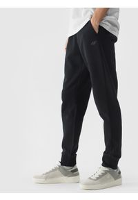 4f - Spodnie dresowe joggery męskie - czarne. Kolor: czarny. Materiał: dresówka. Wzór: ze splotem, gładki #2