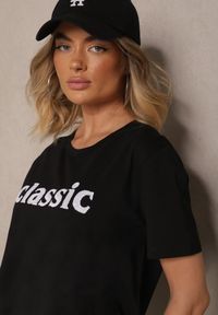 Renee - Czarny Bawełniany T-shirt Zdobiony Napisem z Cyrkonii Deleire. Okazja: na co dzień. Kolor: czarny. Materiał: bawełna. Wzór: napisy, aplikacja. Styl: klasyczny, elegancki, casual #5