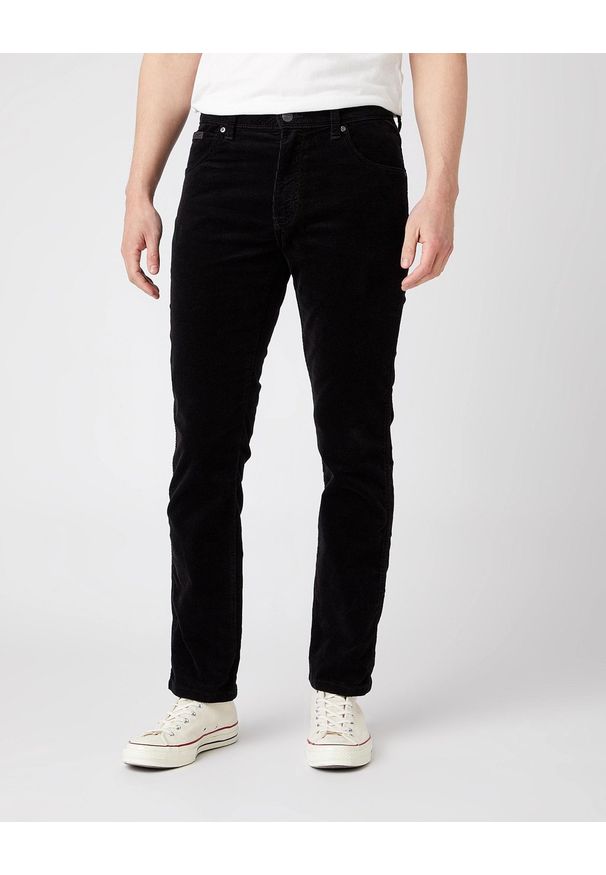 Wrangler - MĘSKIE SPODNIE SZTRUKSOWE WRANGLER TEXAS SLIM BLACK W12SEC100 112141146. Materiał: sztruks. Długość: długie. Wzór: aplikacja, napisy, prążki. Sezon: wiosna, zima, jesień