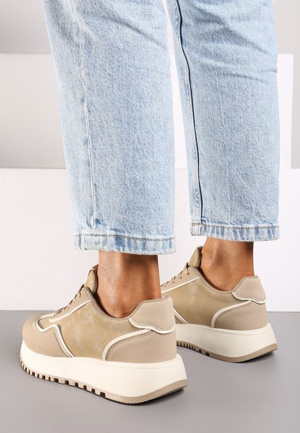 Renee - Ciemnobeżowe Sneakersy na Płaskiej Podeszwie Ozdobione Geometrycznym Wzorem Erimaraes. Okazja: na co dzień. Zapięcie: sznurówki. Kolor: beżowy. Materiał: jeans. Wzór: aplikacja, geometria. Sezon: wiosna. Obcas: na płaskiej podeszwie