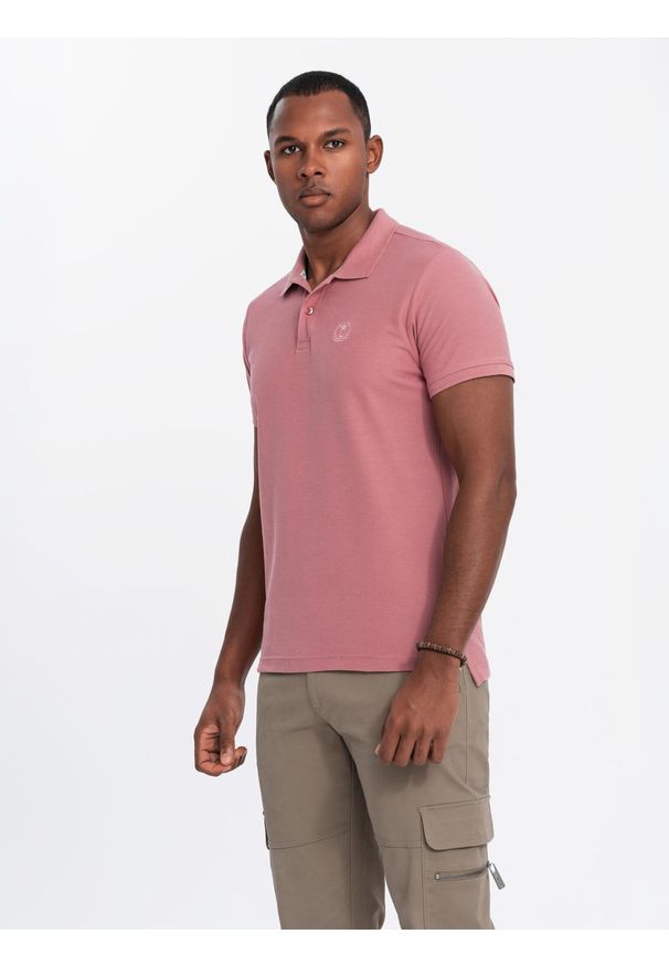 Ombre Clothing - Męska jednokolorowa koszulka polo BASIC z dzianiny pique - ciemnoróżowa V7 OM-POBS-0100 - XXL. Okazja: na co dzień. Typ kołnierza: polo. Kolor: różowy. Materiał: dzianina. Wzór: haft, jednolity, aplikacja. Sezon: lato, wiosna. Styl: sportowy, casual, wizytowy, klasyczny