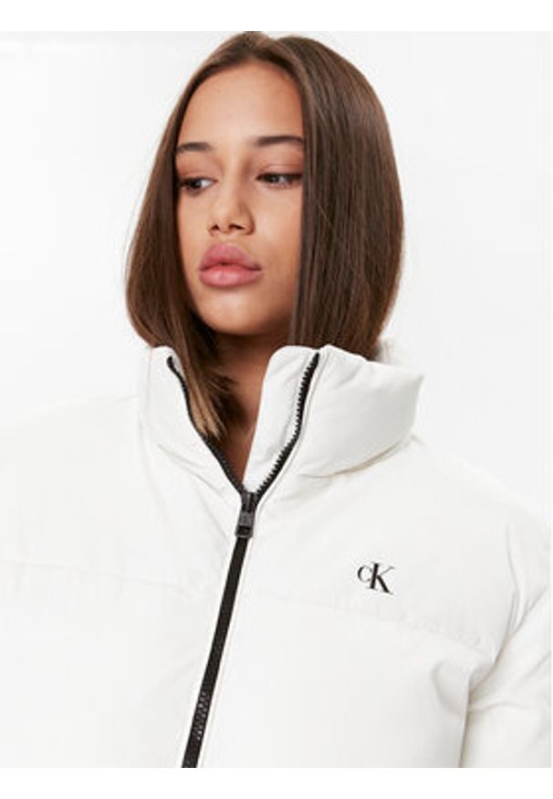 Calvin Klein Jeans Kurtka zimowa J20J222334 Biały Relaxed Fit. Kolor: biały. Materiał: syntetyk. Sezon: zima