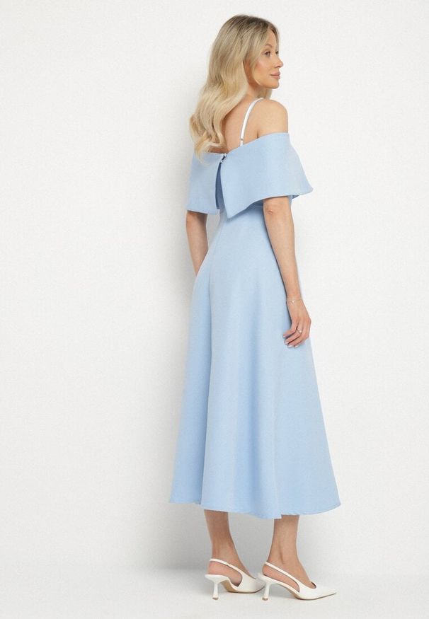 Born2be - Niebieska Sukienka o Rozkloszowanym Kroju na Ramiączkach z Wywijanym Dekoltem Jenathia. Okazja: na ślub cywilny, na imprezę, na wesele, na studniówkę. Kolor: niebieski. Długość rękawa: na ramiączkach