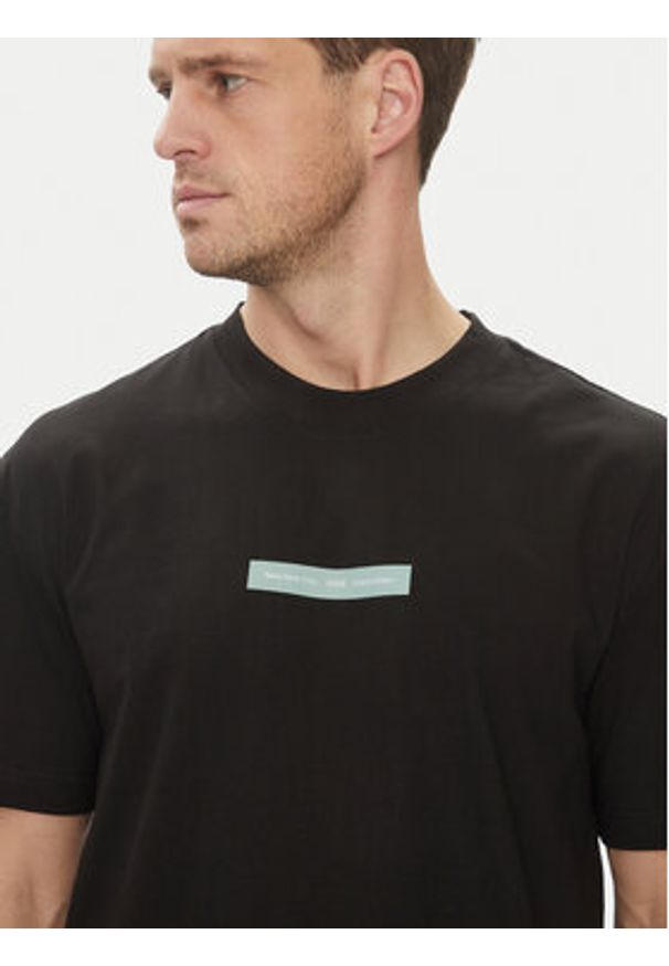 Calvin Klein Jeans T-Shirt Nyc 2025 J30J327524 Czarny Regular Fit. Kolor: czarny. Materiał: bawełna