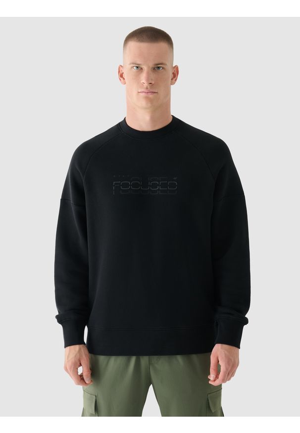 4f - 4F Bluza dresowa nierozpinana bez kaptura męska - czarna 3XL. Okazja: na co dzień. Typ kołnierza: bez kaptura. Kolor: czarny. Materiał: dresówka. Długość rękawa: raglanowy rękaw. Wzór: napisy, gładki, ze splotem. Styl: sportowy, klasyczny, casual
