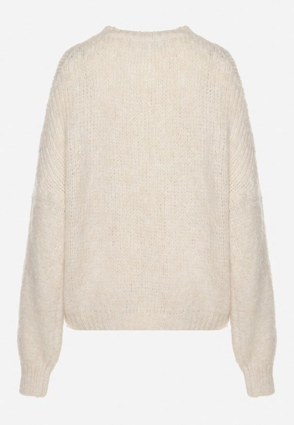 Born2be - Jasnobeżowy Sweter o Klasycznym Prostym Kroju z Domieszką Wełny i Wiskozy Sezisya. Okazja: na co dzień. Kolor: beżowy. Materiał: wiskoza, wełna. Długość rękawa: długi rękaw. Długość: długie. Wzór: aplikacja. Sezon: zima, jesień. Styl: klasyczny