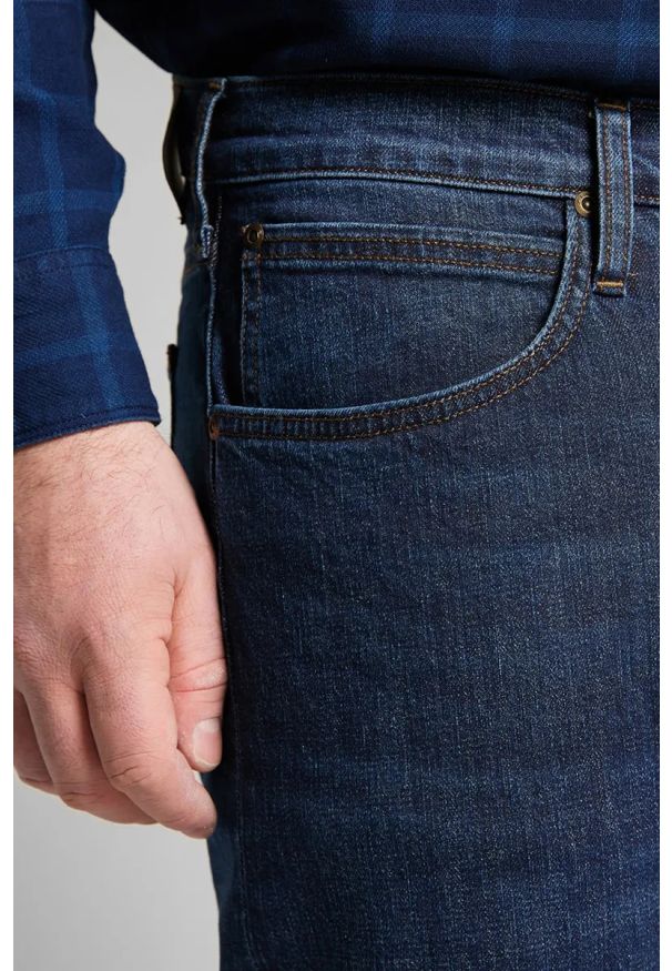 Lee - MĘSKIE SPODNIE JEANSOWE LEE DAREN ZIP FLY REGULAR STRAIGHT Dark Bluegrass L707KNUK 112118225. Okazja: na co dzień. Wzór: nadruk. Styl: klasyczny, elegancki, casual