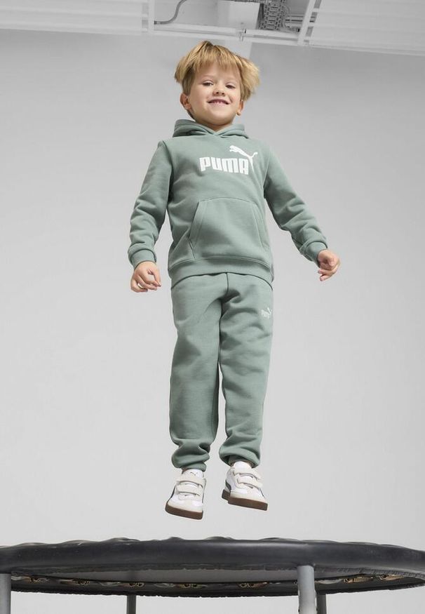 Puma - Dziecięce polarowe spodnie dresowe ESS z logo No. 1 PUMA Green Moon. Okazja: na co dzień. Kolor: zielony. Materiał: dresówka, polar. Wzór: nadruk. Styl: elegancki, casual