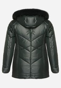 Born2be - Ciemnozielona Kurtka z Pikowanymi Przeszyciami i Kapturem z Futerkiem Vevea. Okazja: do pracy, na spotkanie biznesowe, na spacer, na co dzień. Kolekcja: plus size. Kolor: zielony. Materiał: futro. Styl: biznesowy, elegancki, casual #6