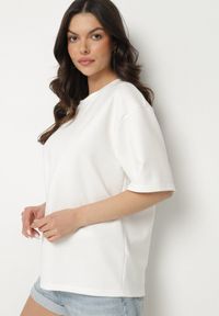 Born2be - Biały T-shirt z Bawełną w Klasycznym Stylu Meravia. Okazja: na co dzień. Kolor: biały. Materiał: bawełna. Wzór: gładki. Styl: klasyczny #6
