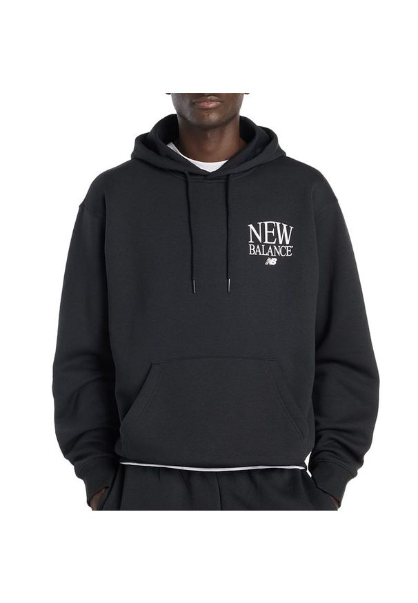 Bluza męska New Balance Reimagined Fleece Hoodie MT61L713BK - czarna. Kolor: czarny. Materiał: poliester, bawełna, dresówka. Wzór: aplikacja. Styl: klasyczny