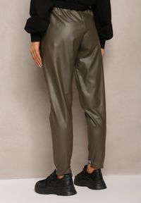 Renee - Ciemnozielone Spodnie z Imitacji Skóry z Gumką w Talii Kadni. Kolor: zielony. Materiał: polar #3