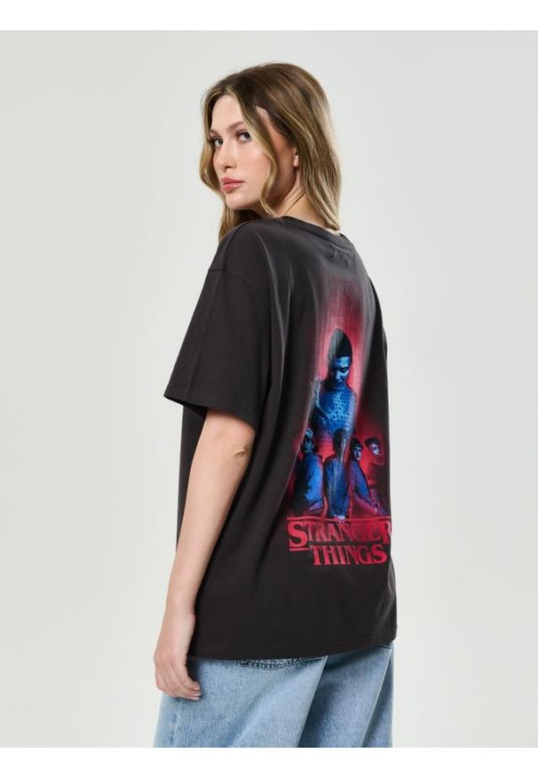 Sinsay - Koszulka z krótkim rękawem Stranger Things - szary. Kolor: szary. Długość rękawa: krótki rękaw. Długość: krótkie