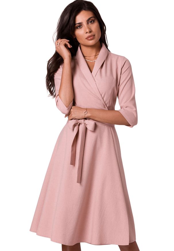 BeWear - Rozkloszowana sukienka kopertowa z wiązaniem w pasie różowa. Okazja: do pracy. Kolor: różowy. Typ sukienki: kopertowe. Styl: elegancki, wizytowy