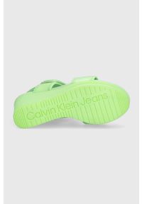 Calvin Klein Jeans sandały WEDGE SANDAL BADGE damskie kolor zielony na koturnie YW0YW01028. Zapięcie: rzepy. Kolor: zielony. Materiał: materiał, guma. Wzór: gładki. Obcas: na koturnie #4