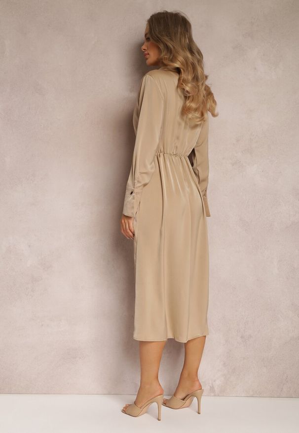 Renee - Beżowa Satynowa Sukienka Kopertowa z Gumką i Łańcuszkiem w Talii Shaffa. Kolor: beżowy. Materiał: satyna. Wzór: aplikacja. Typ sukienki: kopertowe. Długość: midi