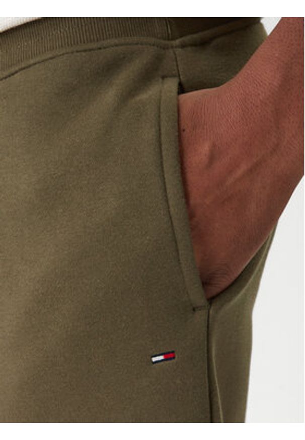 Tommy Jeans Spodnie dresowe DM0DM20473 Khaki Regular Fit. Kolor: brązowy. Materiał: bawełna