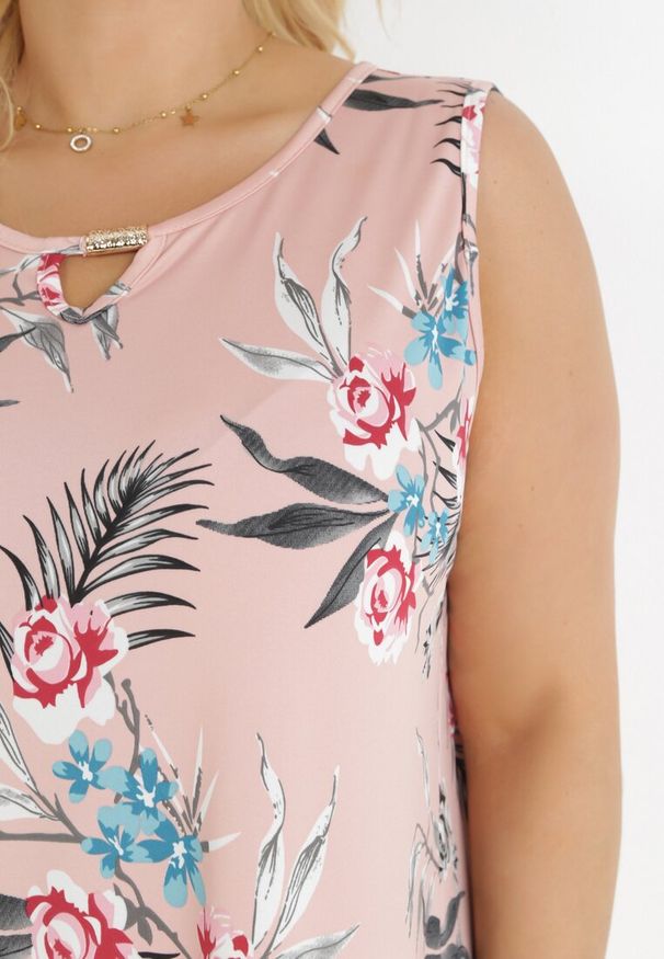 Born2be - Różowa Kwiecista Sukienka z Ozdobnym Wycięciem i Marszczeniem Lanava. Kolor: różowy. Długość rękawa: bez rękawów. Wzór: kwiaty. Styl: elegancki
