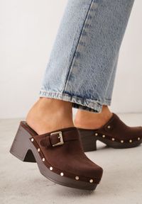 Renee - Ciemnobrązowe Klapki Chodaki na Słupku z Cholewką z Nitami i Paskiem z Klamerką Jinnor. Kolor: brązowy. Materiał: zamsz. Wzór: ażurowy, haft. Sezon: lato. Obcas: na słupku. Styl: boho, rockowy. Wysokość obcasa: średni #1