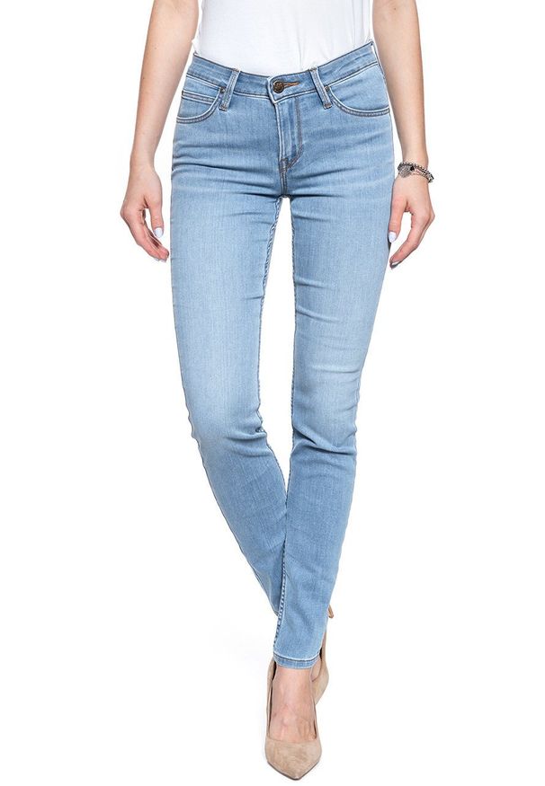 Lee - SPODNIE DAMSKIE LEE SCARLETT LIGHT TAOS L526EMJE 112111604. Stan: podwyższony. Długość: krótkie. Wzór: aplikacja, ze splotem. Sezon: lato. Styl: klasyczny, sportowy