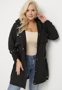 Born2be - Czarna Kurtka Parka Taliowana Ohlina. Kolekcja: plus size. Kolor: czarny. Styl: elegancki #6