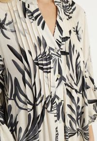 Born2be - Ciemnoszara Sukienka z Wiskozy o Rozkloszowanym Kroju z Falbanami w Roślinny Wzór Ridiara. Okazja: na co dzień, na imprezę. Typ kołnierza: dekolt w serek. Kolor: szary. Materiał: wiskoza. Typ sukienki: rozkloszowane. Styl: klasyczny, casual, elegancki #3