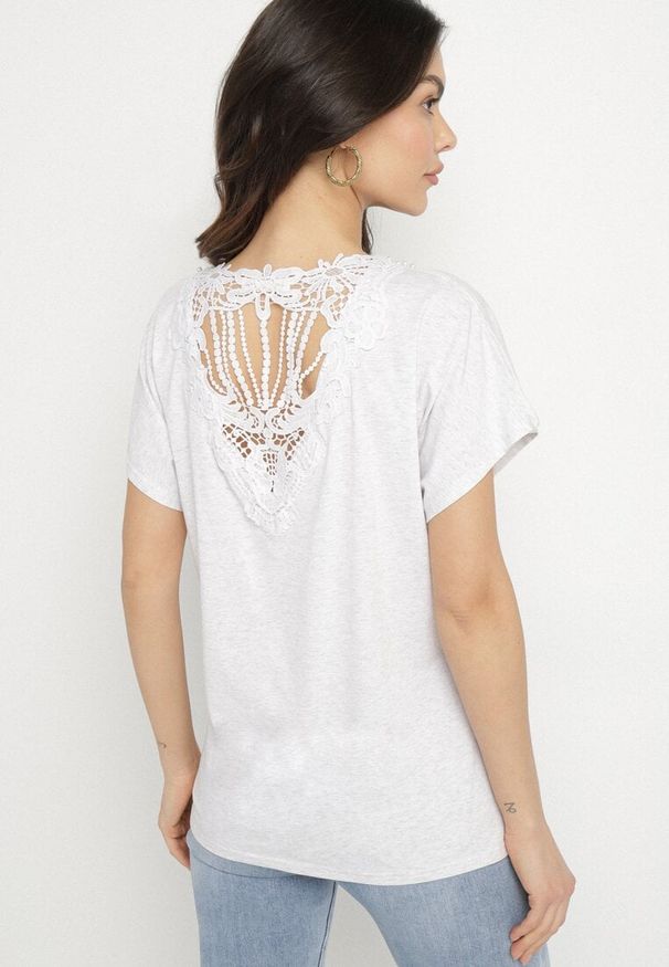 Born2be - Jasnoszary Bawełniany T-shirt Nietoperz z Perłami i Koronką Eleziria. Okazja: na co dzień. Kolor: szary. Materiał: koronka, bawełna. Wzór: koronka. Styl: casual