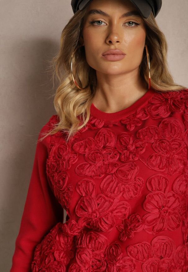 Renee - Czerwony Sweter z Wiskozą Ozdobiony Aplikacjami z Siateczki Harilia. Okazja: na co dzień. Kolor: czerwony. Materiał: wiskoza. Wzór: aplikacja. Styl: klasyczny, elegancki, casual