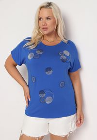 Born2be - Granatowy T-shirt z Bawełny Wykończony Cyrkoniami Krissianne. Okazja: do pracy, na co dzień. Kolor: niebieski. Materiał: bawełna. Wzór: aplikacja, geometria. Styl: casual, elegancki #5