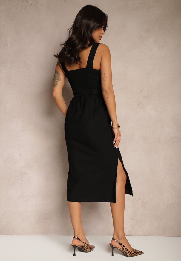 Renee - Czarna Dopasowana Sukienka z Wiskozą z Rozcięciami i Paskiem z Klamrą Zarilea. Okazja: na co dzień. Kolor: czarny. Materiał: wiskoza. Długość rękawa: na ramiączkach. Styl: casual, elegancki, klasyczny